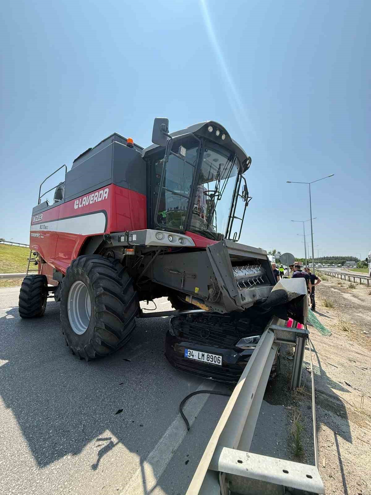Otomobil freni kilitlenen biçerdöverin altına girdi: 2 yaralı 
