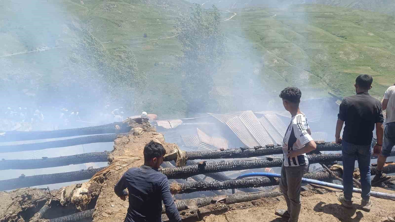Bahçesaray’da ev yangını: Dumandan zehirlenen 14 yaşındaki çocuk öldü 