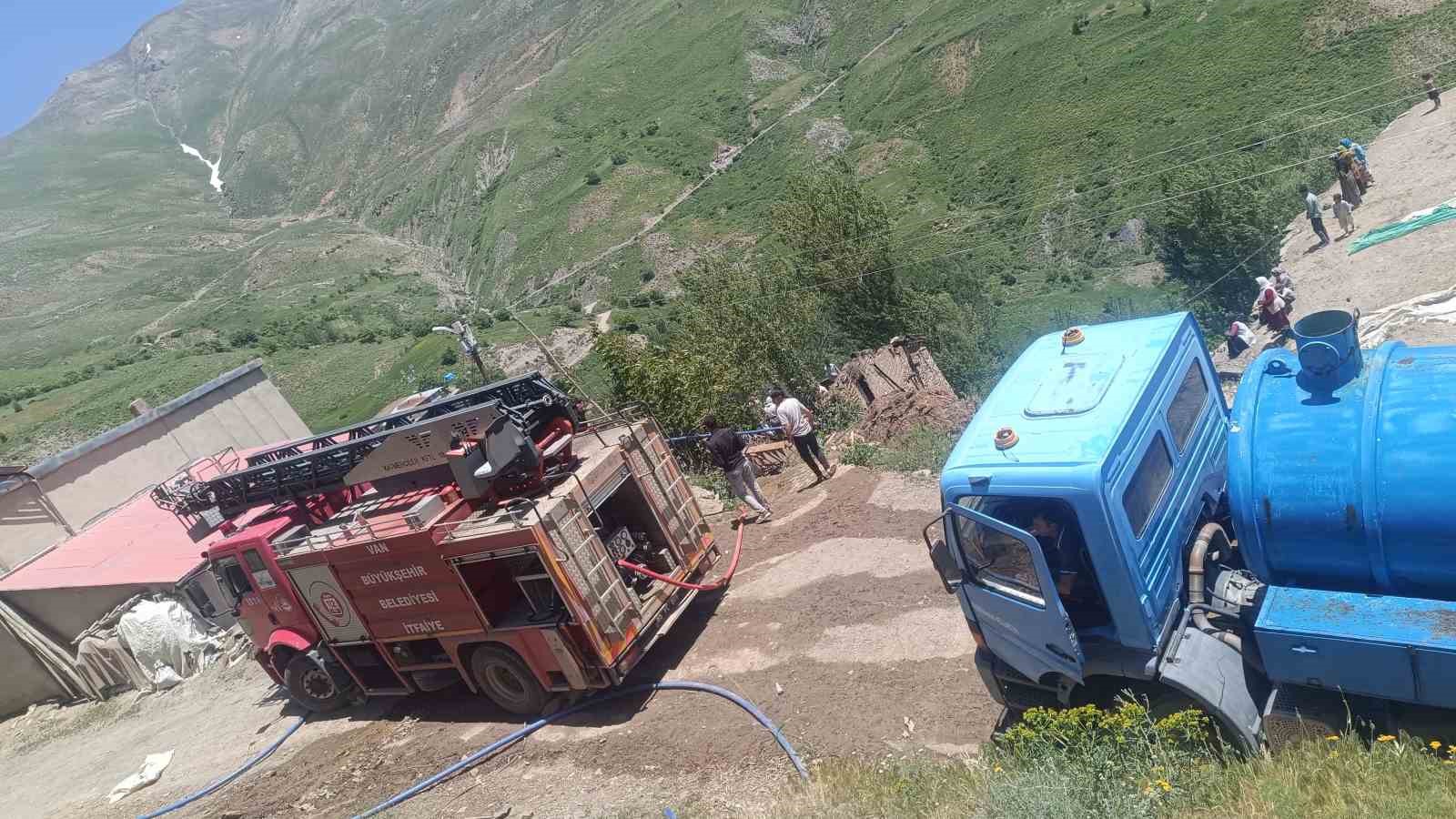 Bahçesaray’da ev yangını: Dumandan zehirlenen 14 yaşındaki çocuk öldü 