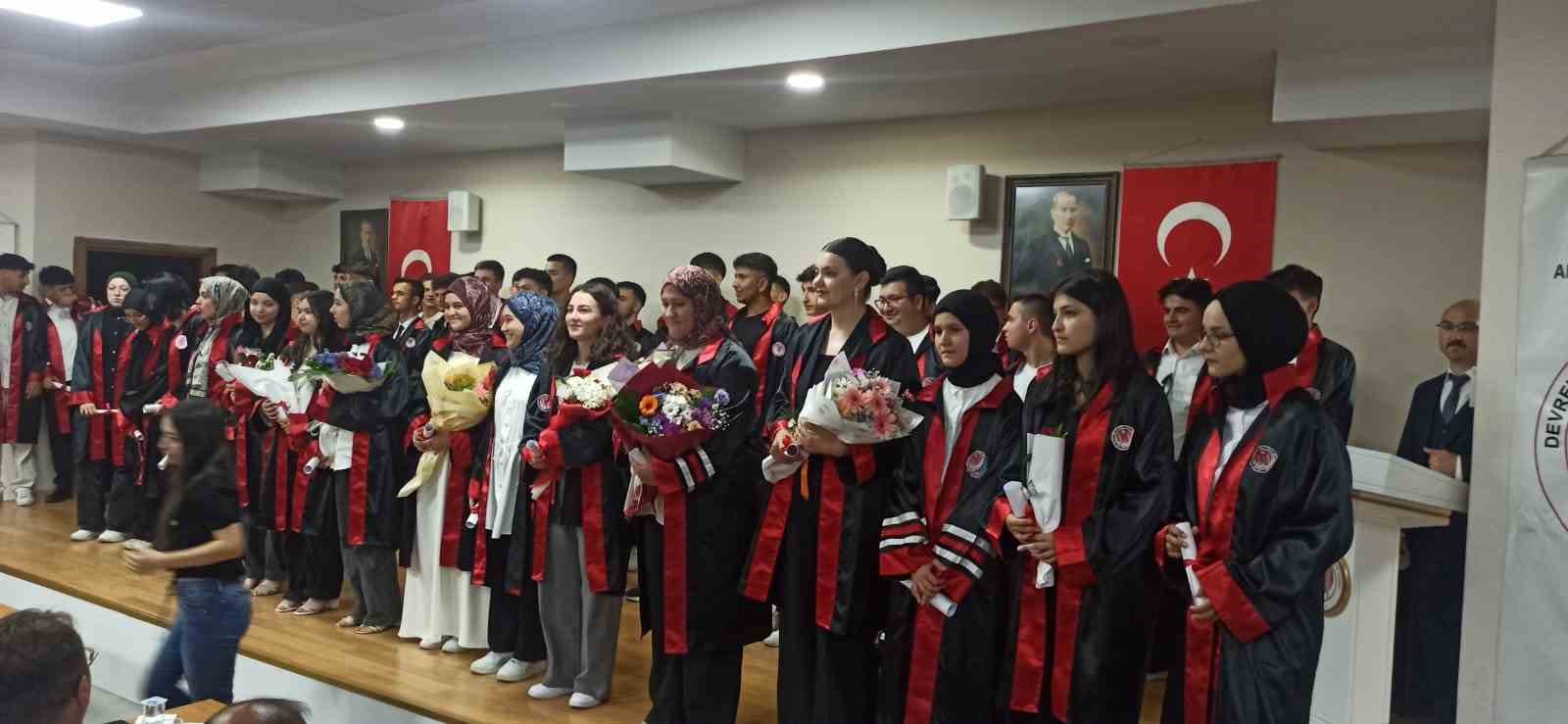 Devrek’te İmam Hatiplilerden mezuniyet sevinci 