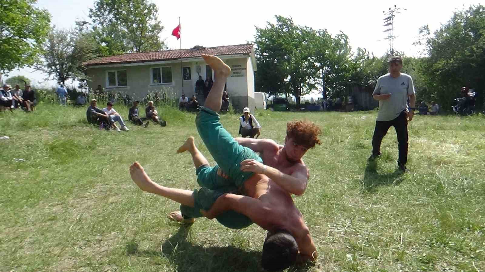 Karakucak Güreşleri renkli görüntülere sahne oldu 