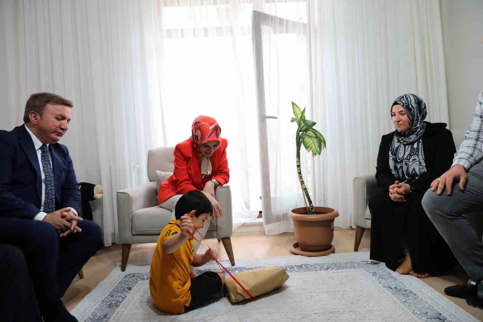 Bakan Göktaş, depremde tüm ailesini kaybeden çocuğu ziyaret etti 