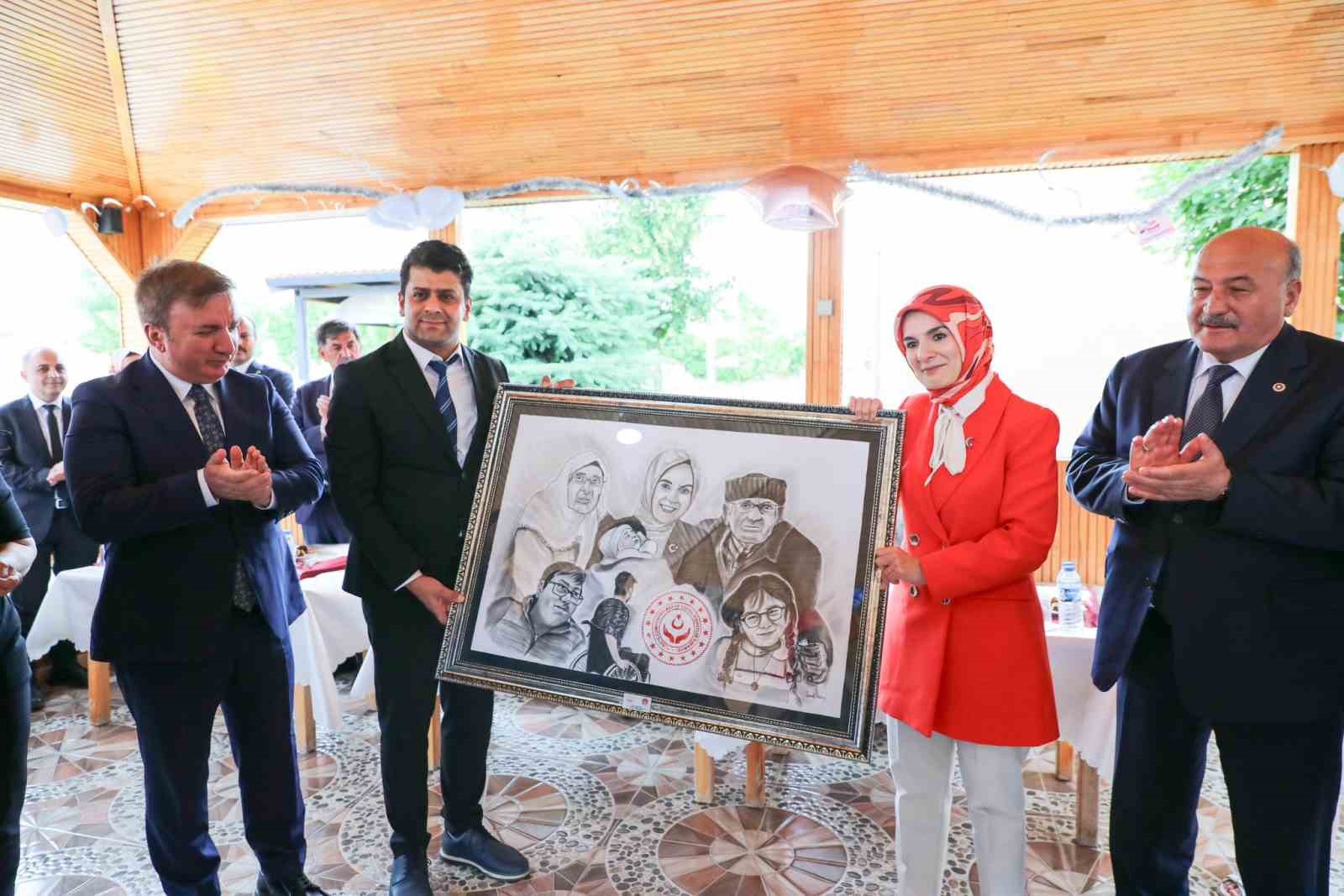 Bakan Göktaş, Engelsiz Yaşam Bakım Rehabilitasyon ve Aile Danışma Merkezi’nde incelemede bulundu 