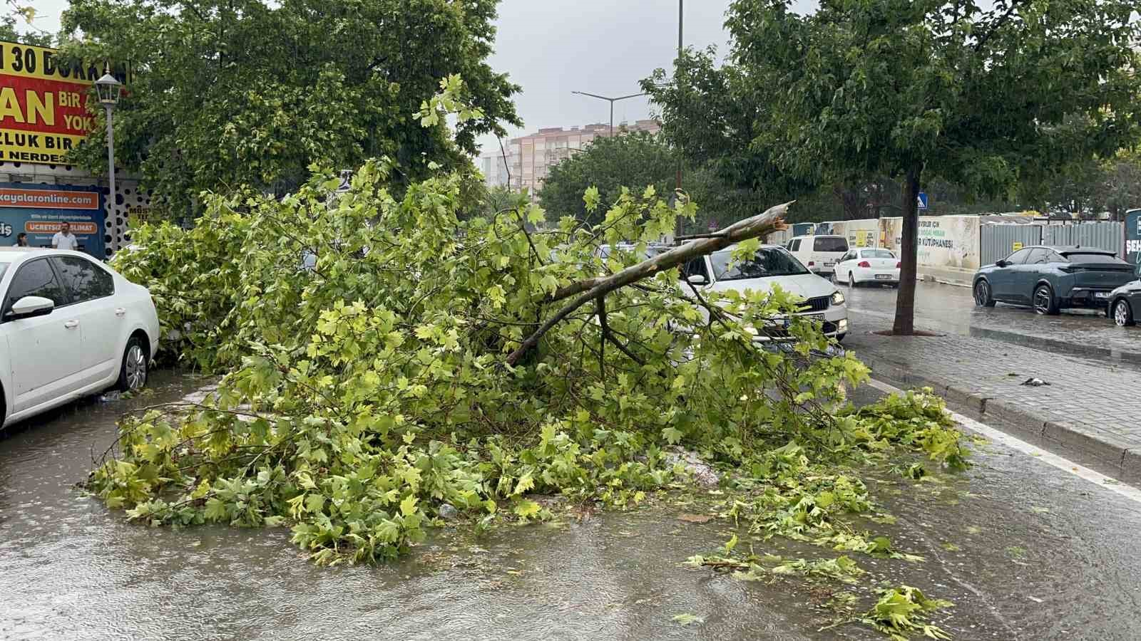 Konya’da dolu ve sağanak yağış etkili oldu 