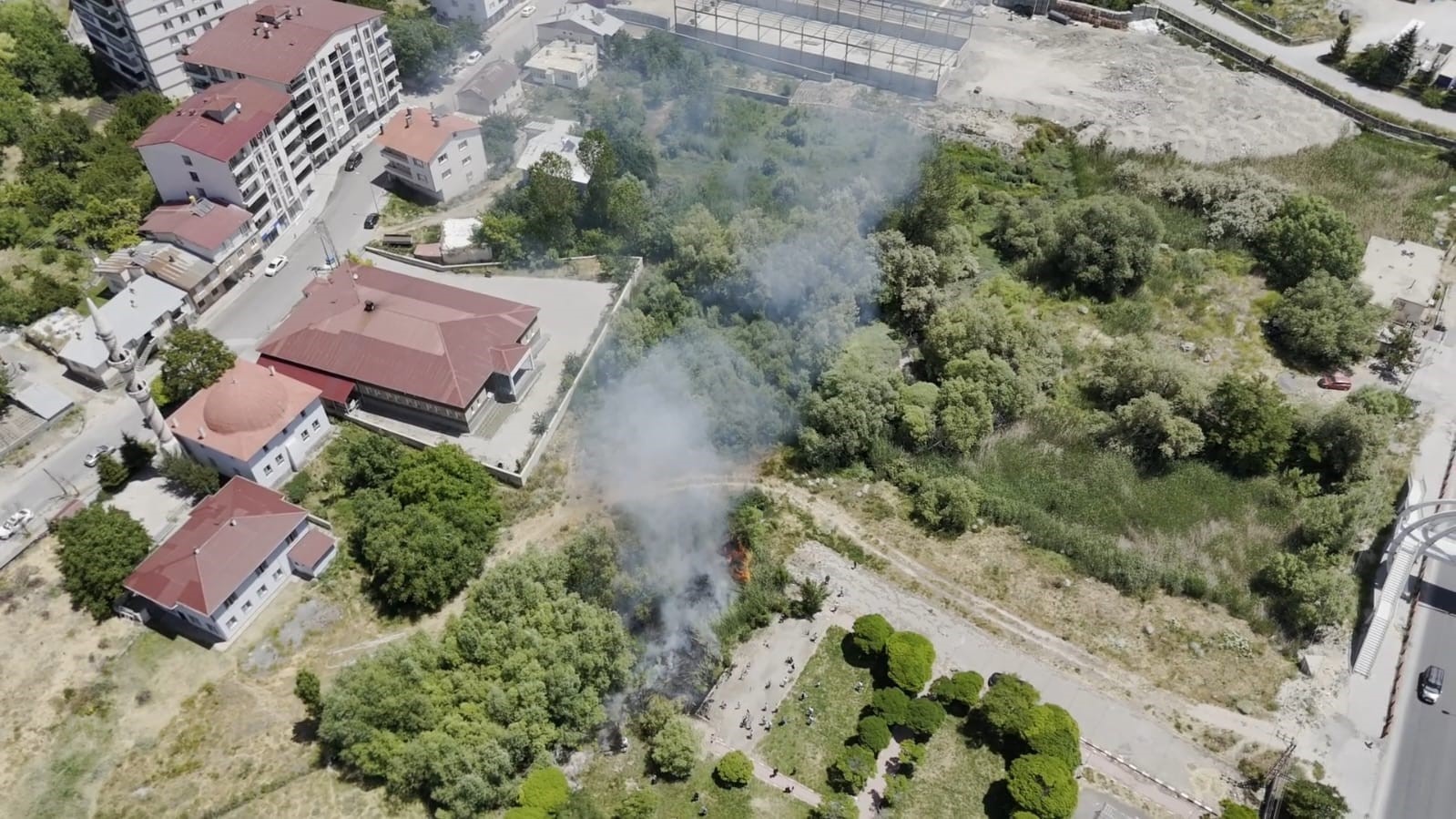 Adilcevaz’da Van Gölü sahilinde yangın paniği: Kafe yakınında sazlık alan yangını 