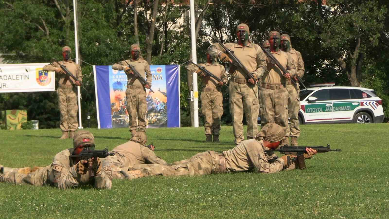 Edirne’de jandarma komandolardan nefes kesen gösteri: ’Güçlüyüz, Cesuruz, Hazırız’ 