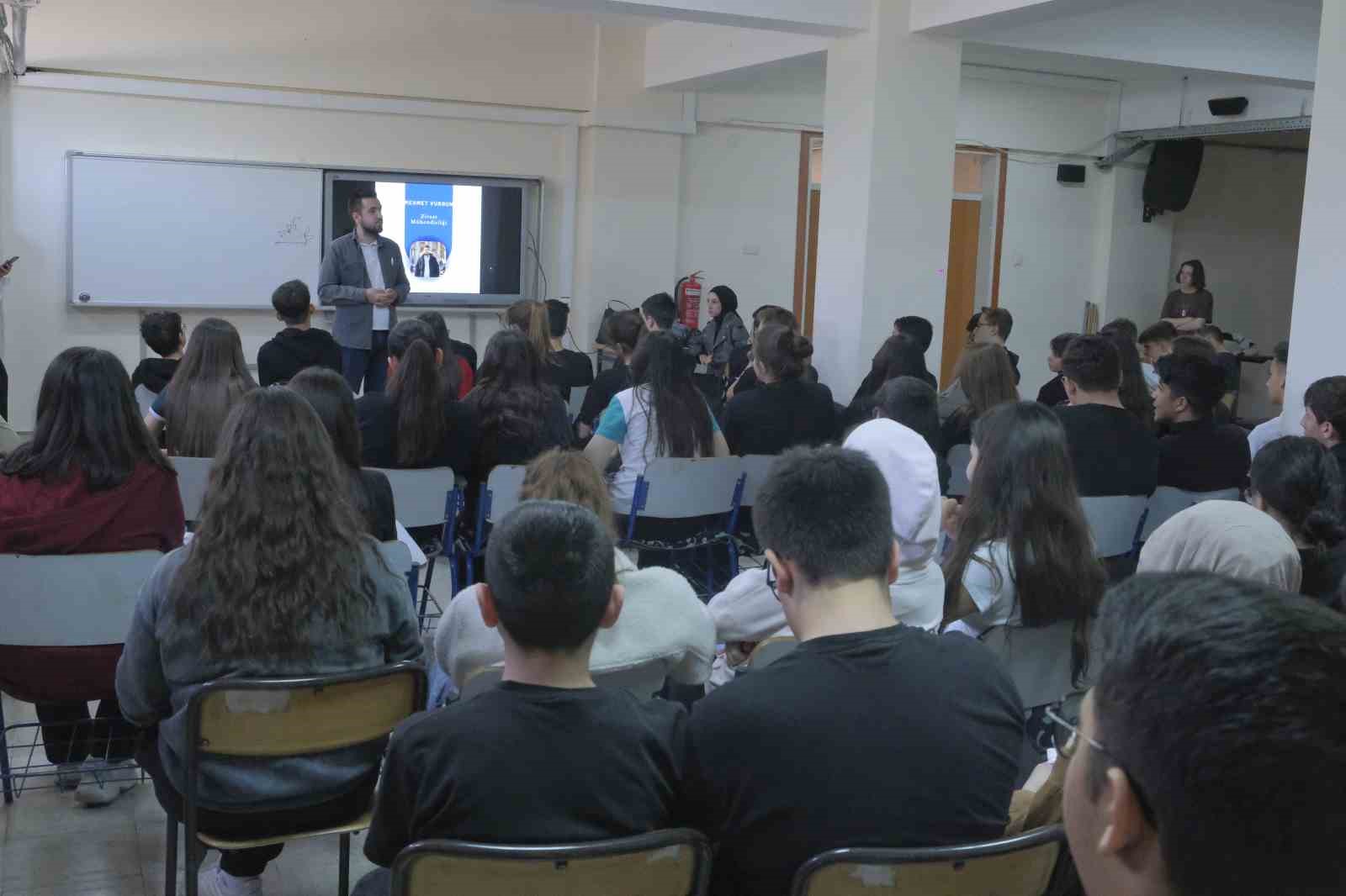 Uşak Üniversitesi öğrencilerinden liselilere meslek tanıtımı 