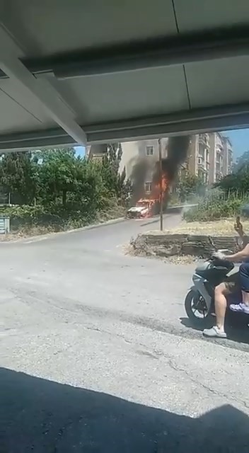 Mahallede araç yangını paniğe neden oldu 