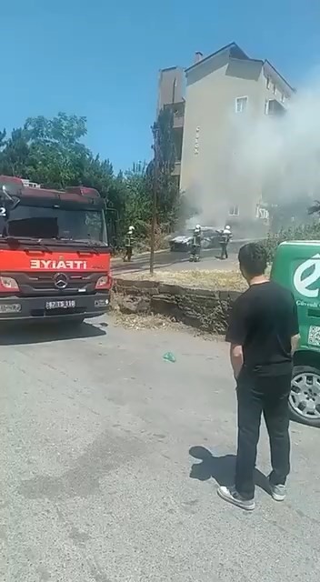 Mahallede araç yangını paniğe neden oldu 