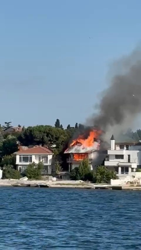 Kocaeli’de 2 katlı yalı cayır cayır yandı 