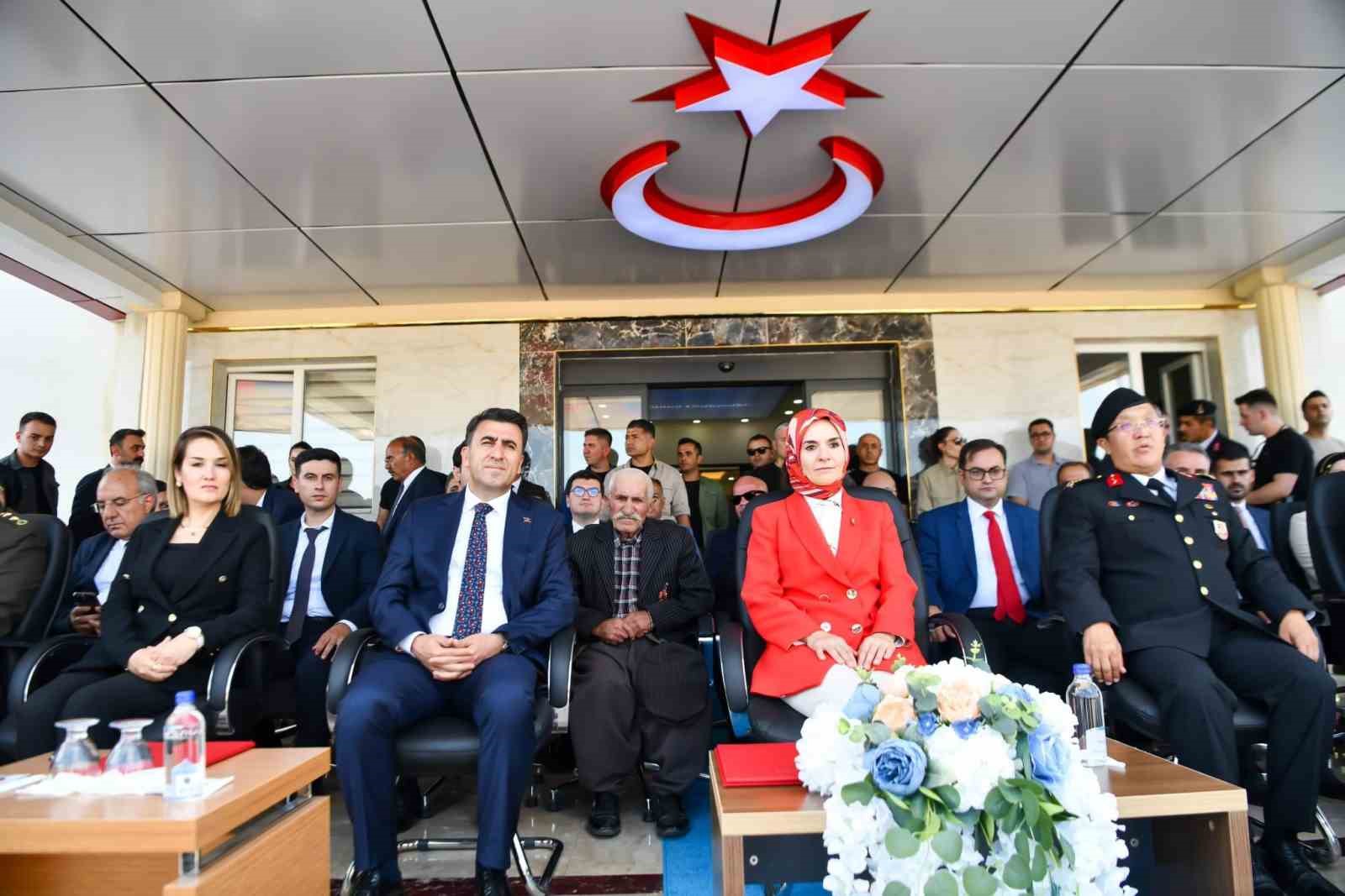 Bakan Göktaş, Tunceli’de Kıbrıs gazisiyle görüştü, jandarmanın kuruluş yıldönümüne katıldı 