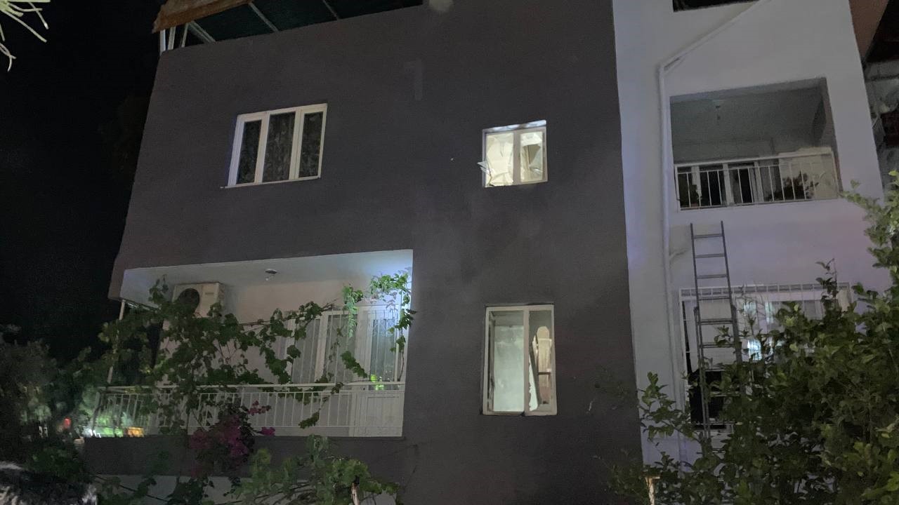 Aydın’da korkutan yangın: Mahsur kalan kadın demir parmaklıkları kesilerek kurtarıldı 