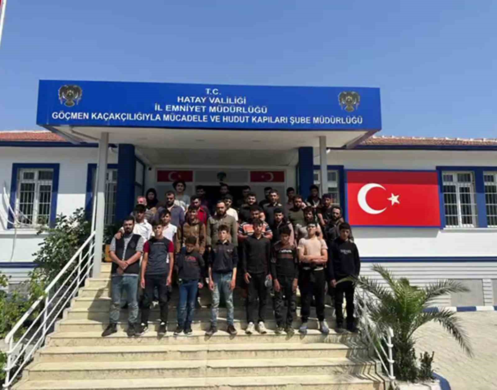 Saman balyalarının altına saklanan 31 kaçak göçmen yakalandı 