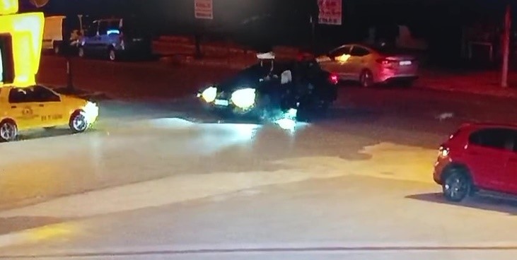 Motosiklet sürücüsü takla atıp otomobilin üzerine düştü... O anlar kamerada 