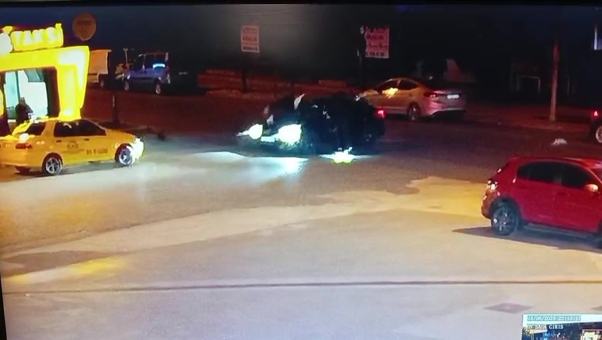 Motosiklet sürücüsü takla atıp otomobilin üzerine düştü... O anlar kamerada 