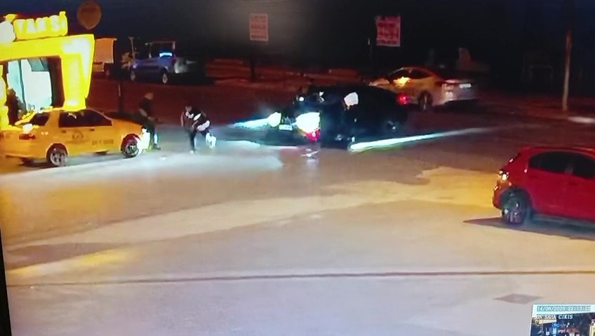 Motosiklet sürücüsü takla atıp otomobilin üzerine düştü... O anlar kamerada 
