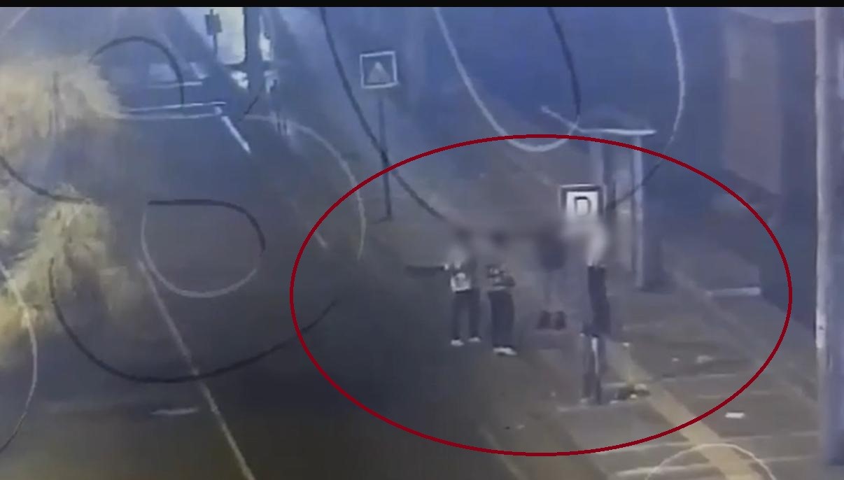 Güvenlik kameralarından tespit edilen hırsızlar, pazarcı ve simitçi kılığına giren polisler tarafından yakalandı 