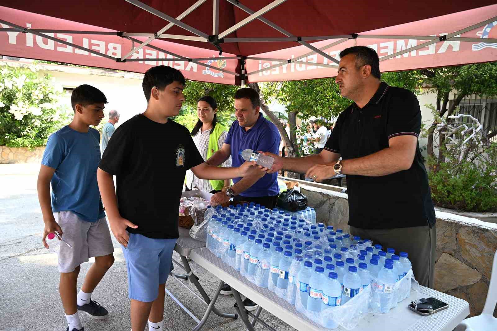 Kemer Belediyesinden LGS’ye giren öğrencilere su ve şeker 
