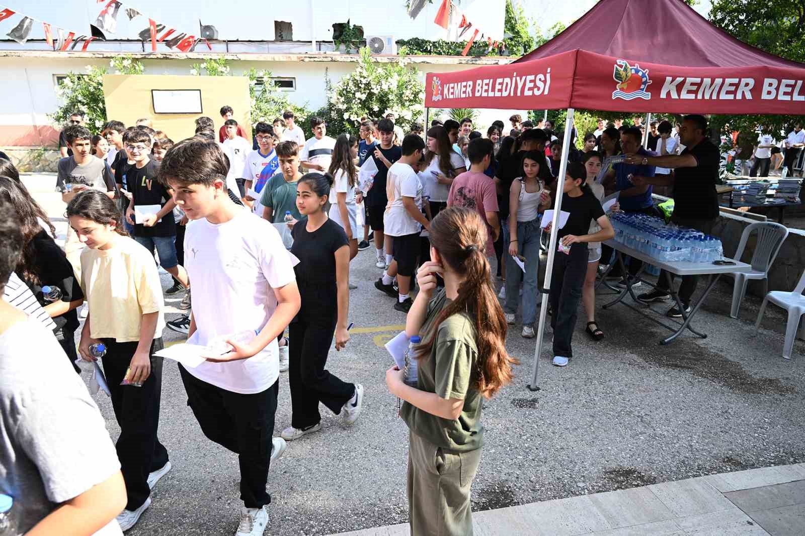 Kemer Belediyesinden LGS’ye giren öğrencilere su ve şeker 