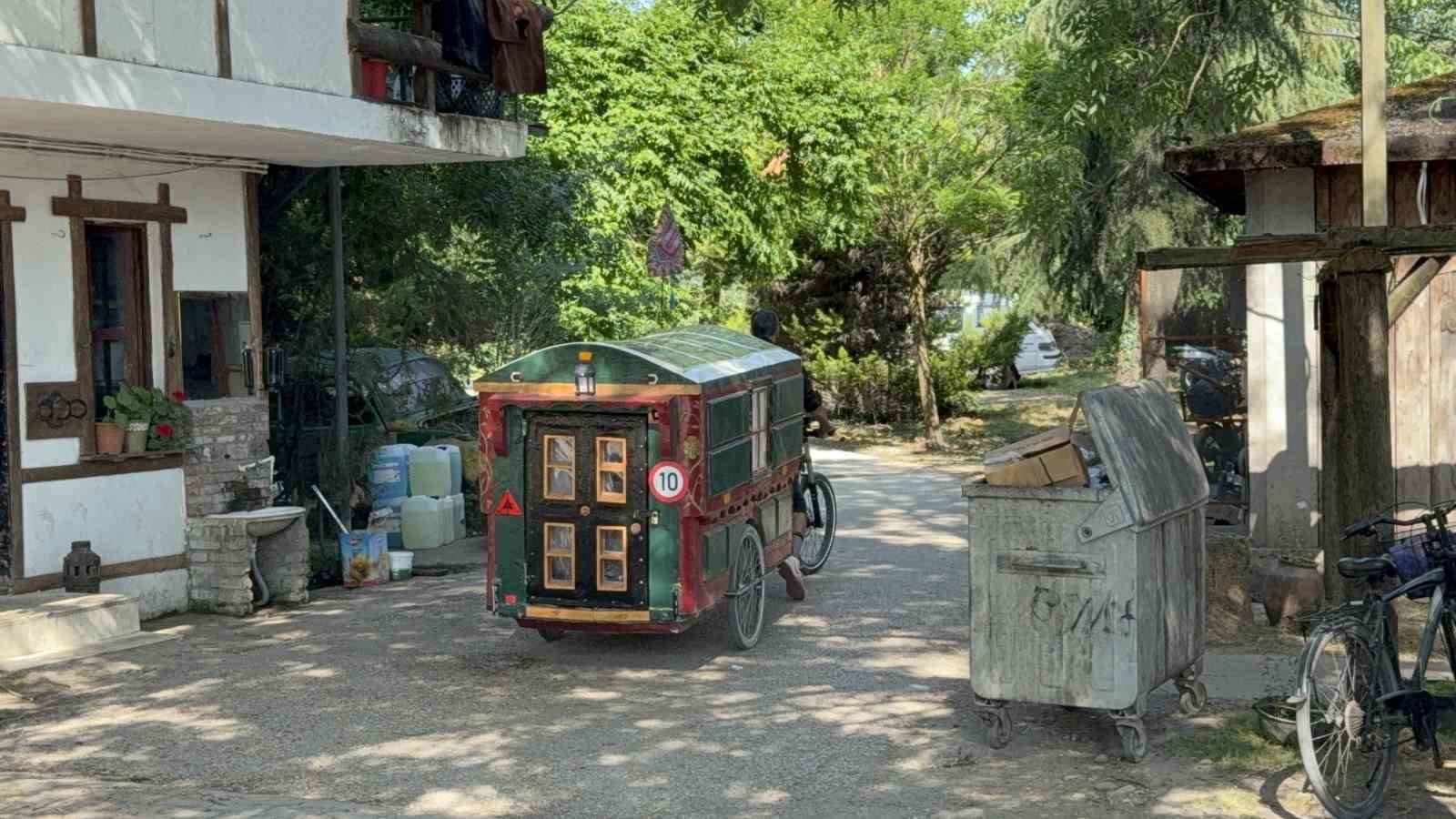 Kendi yaptığı karavan ile dünya turuna çıktı 