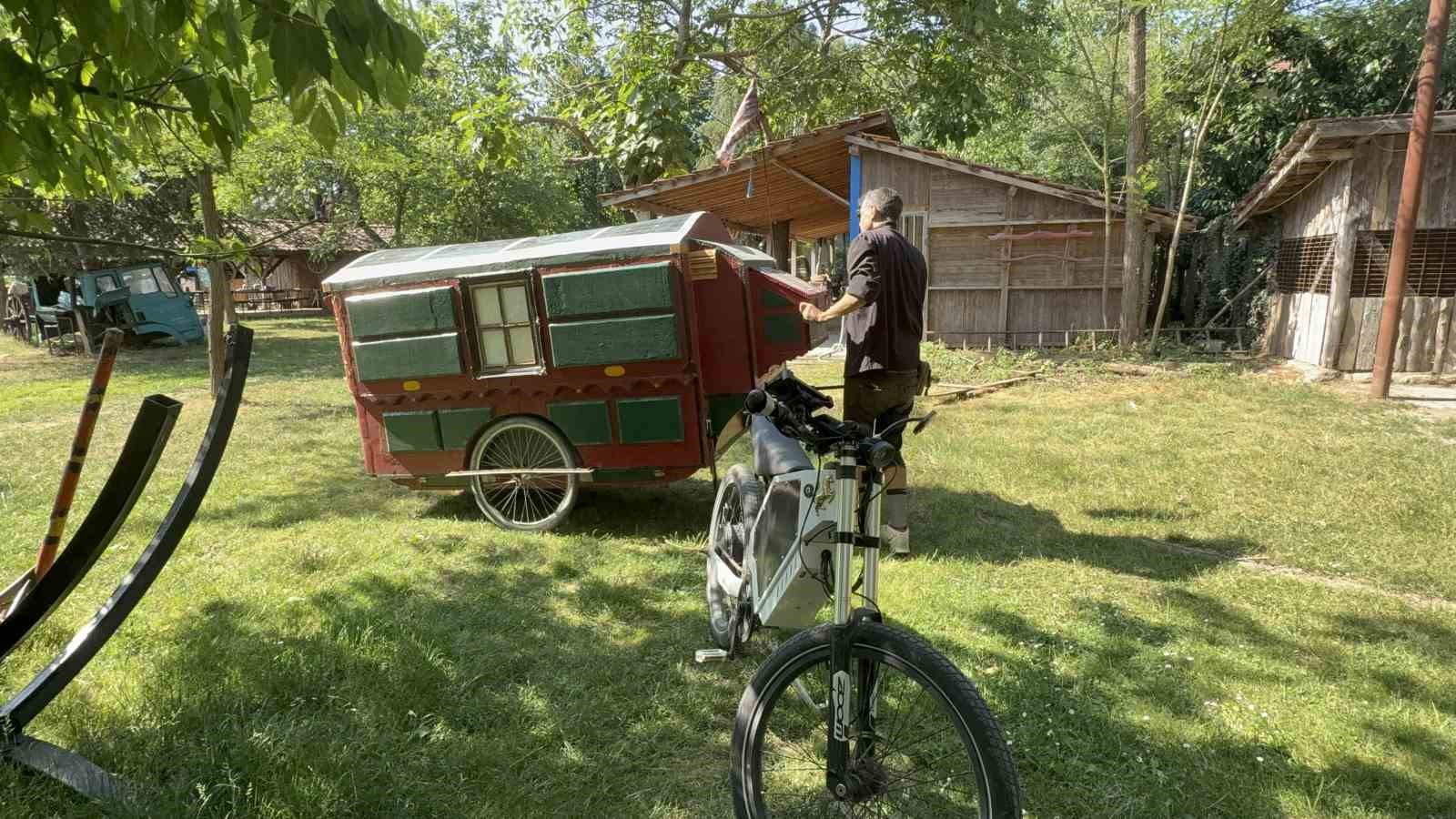 Kendi yaptığı karavan ile dünya turuna çıktı 