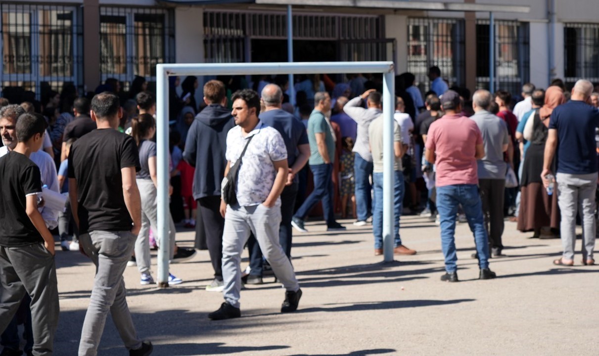 Öğrenciler sınavda veliler dışarıda ter döktü 