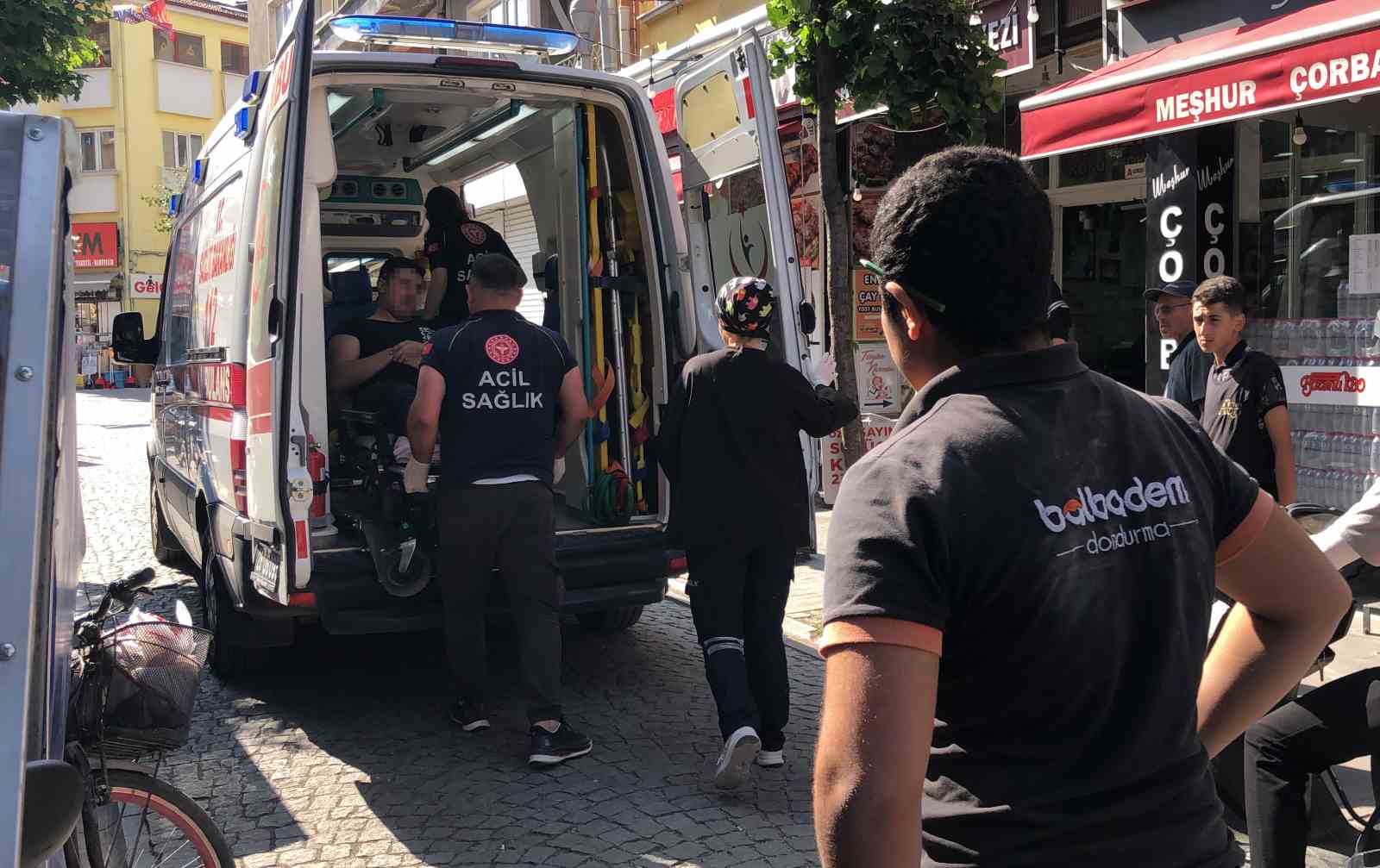 Hastaneye kaldırılırken bile telefonu elinden bırakmadı 