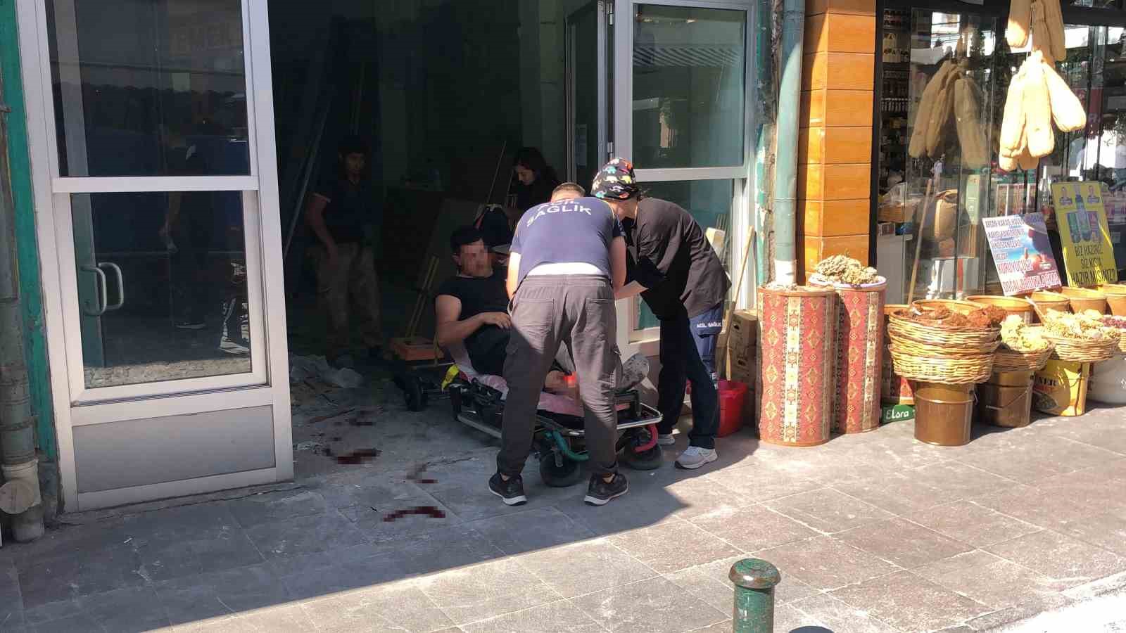 Hastaneye kaldırılırken bile telefonu elinden bırakmadı 