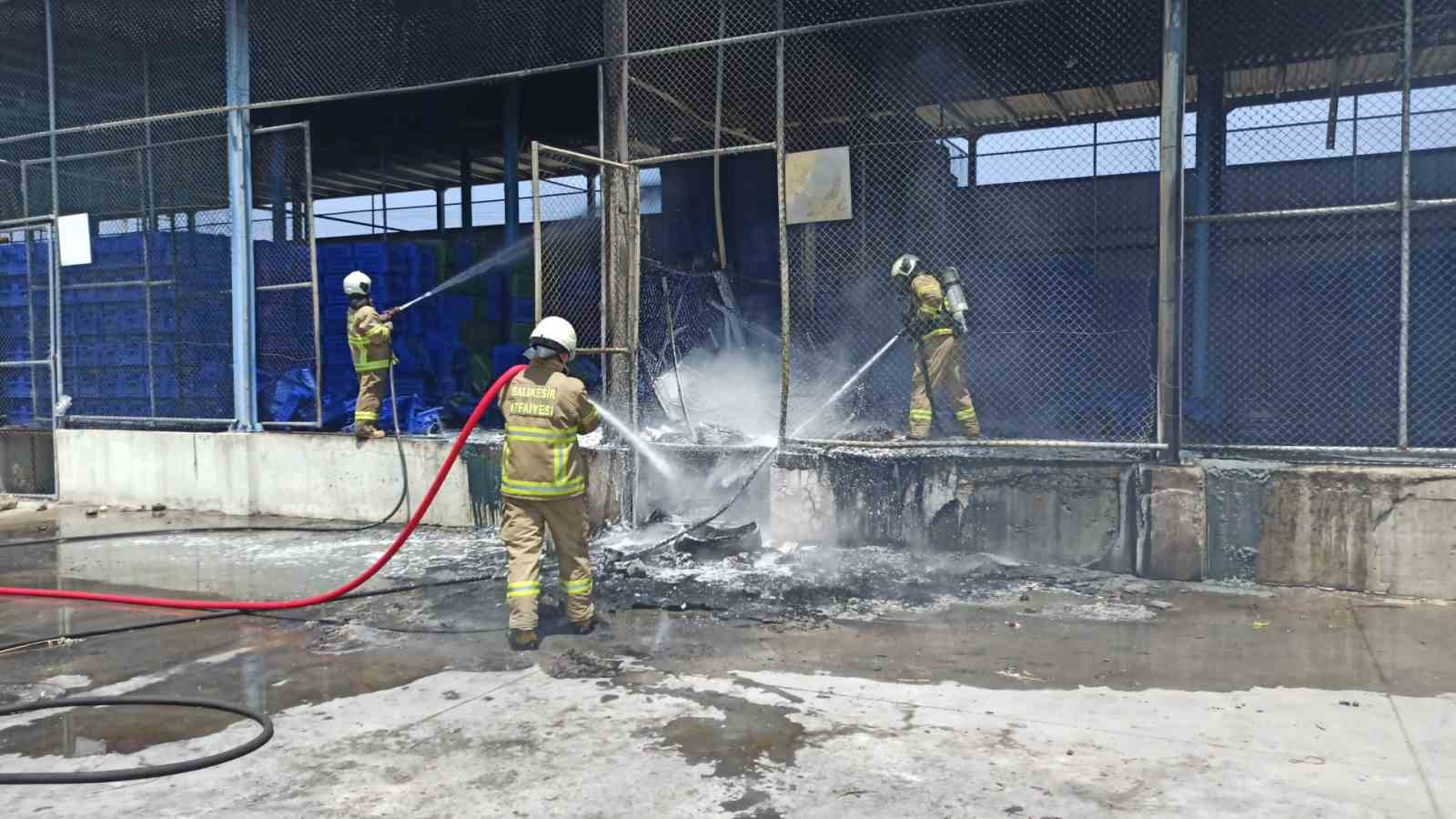 Balıkesir toptancı sebze halinde korkutan yangın 