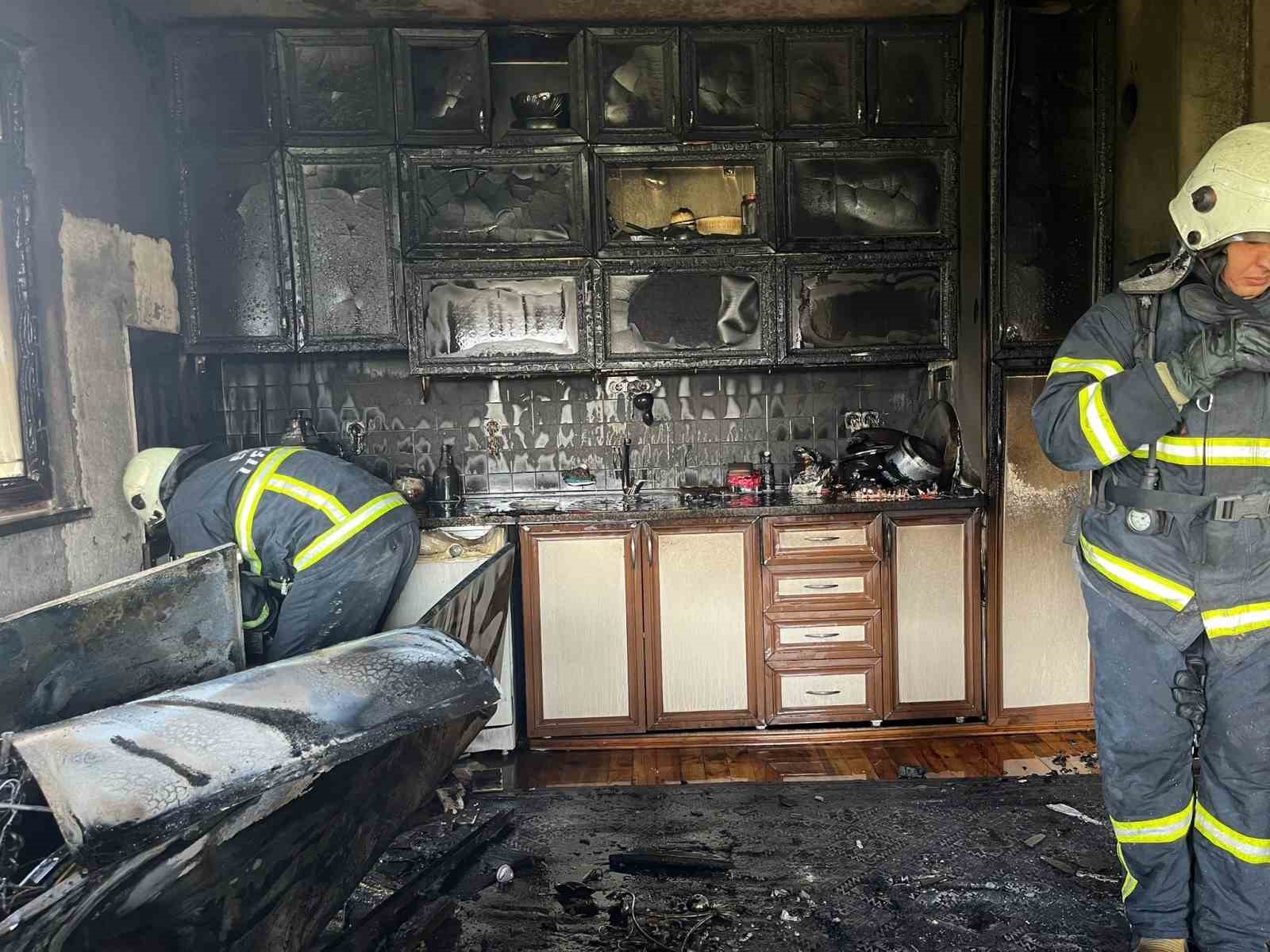 Balkonda başlayan yangın mutfağı kül etti 