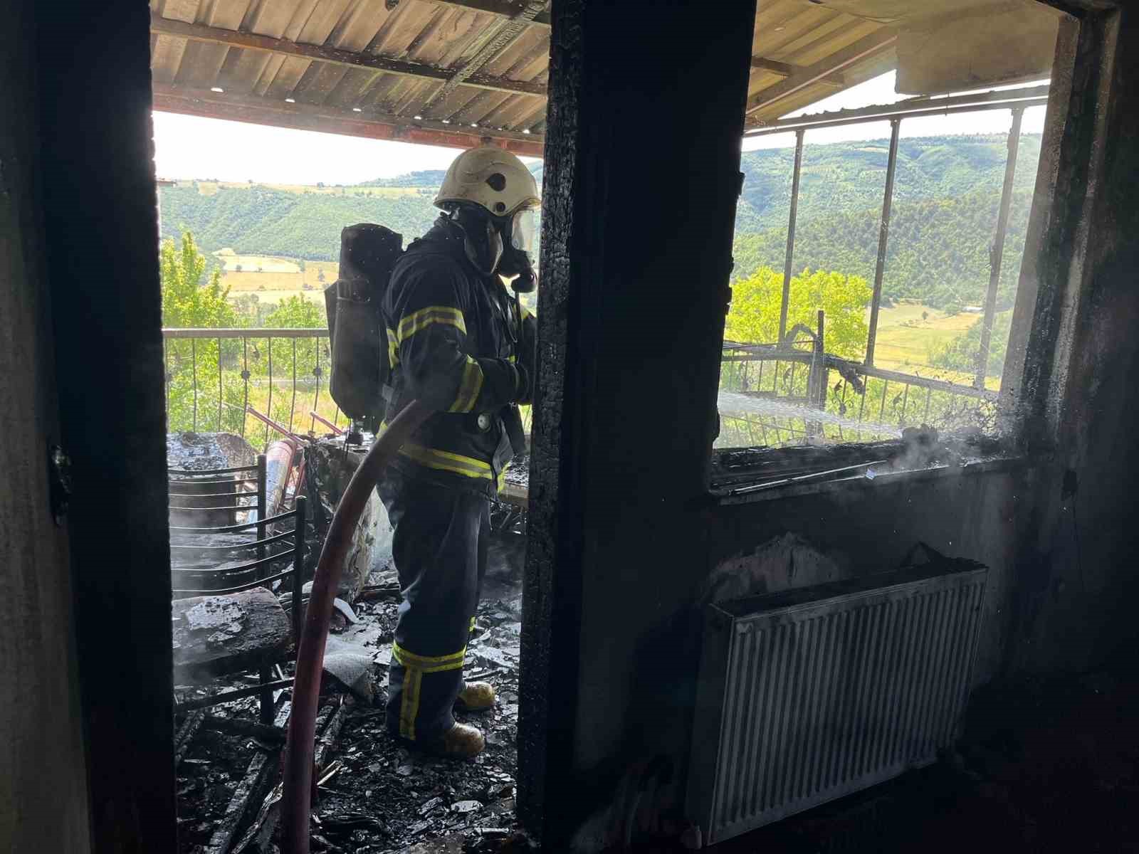Balkonda başlayan yangın mutfağı kül etti 