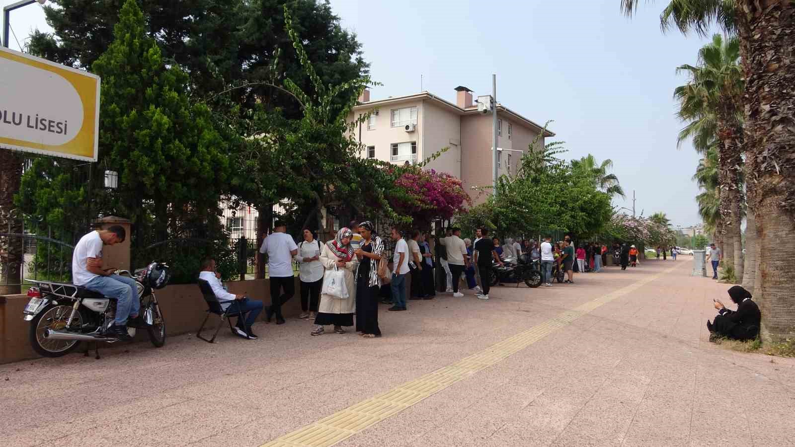 LGS’de oturumlar tamamlandı, babalar çifte heyecan yaşadı 