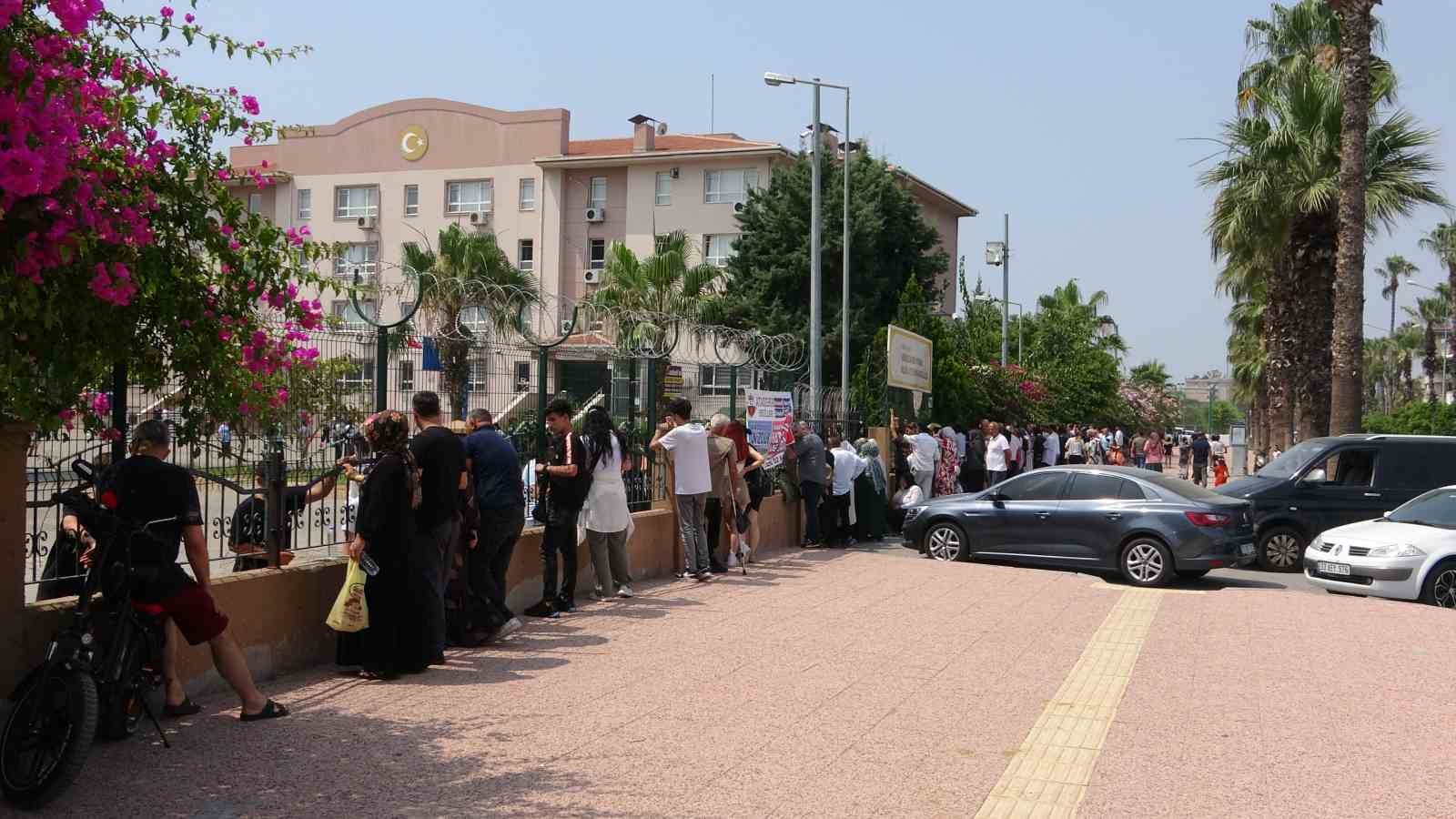 LGS’de oturumlar tamamlandı, babalar çifte heyecan yaşadı 