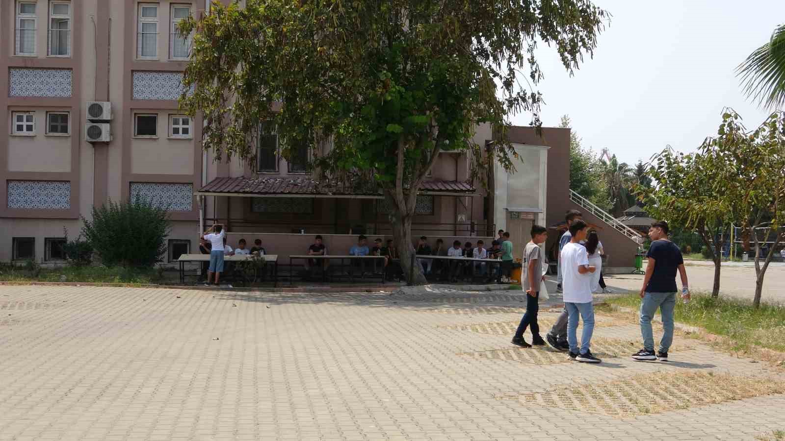 LGS’de oturumlar tamamlandı, babalar çifte heyecan yaşadı 