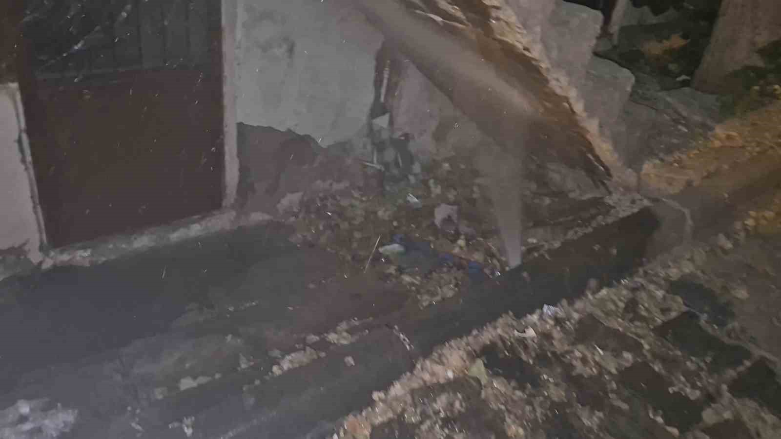 Sokaktan eve bağlanan su hattı patladı 