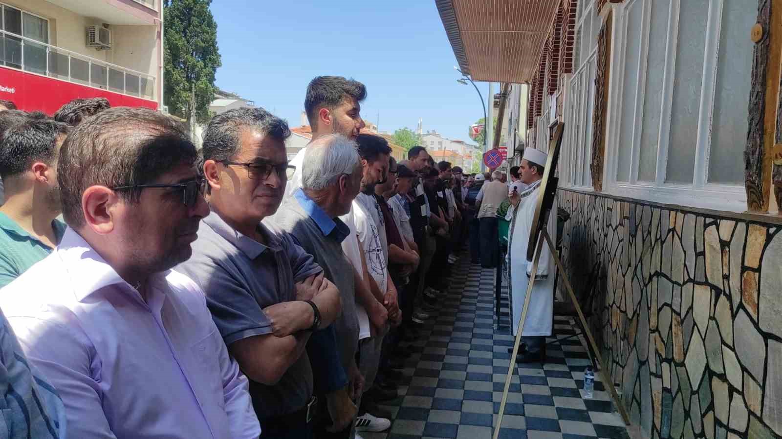 Traktör kazasında ölen genç gözyaşlarıyla defnedildi 