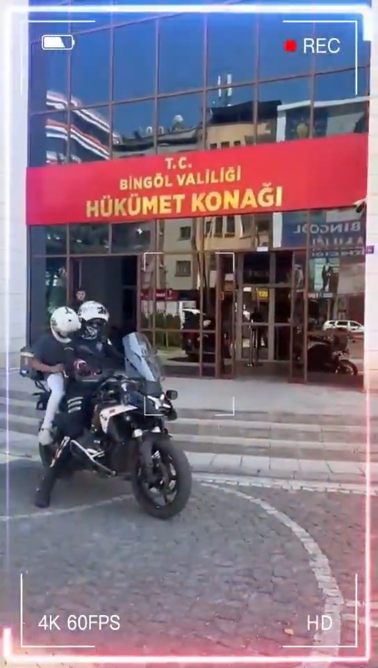 Bingöl’de sınava geç kalan öğrencileri polisler yetiştirdi