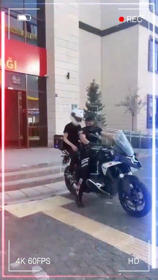 Bingöl’de sınava geç kalan öğrencileri polisler yetiştirdi 