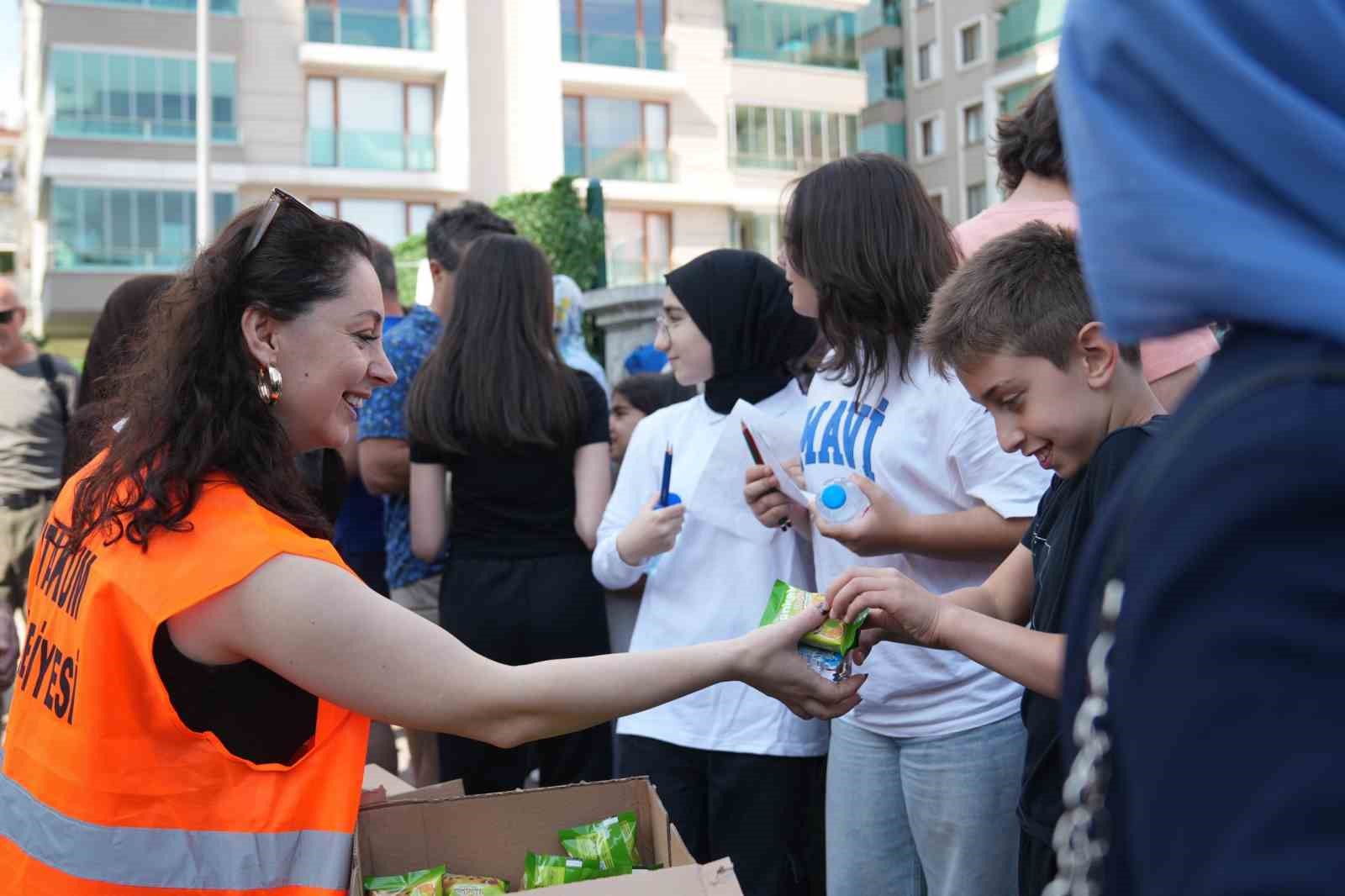Atakum’da LGS sınavına giren öğrencilere kek ve su ikramı