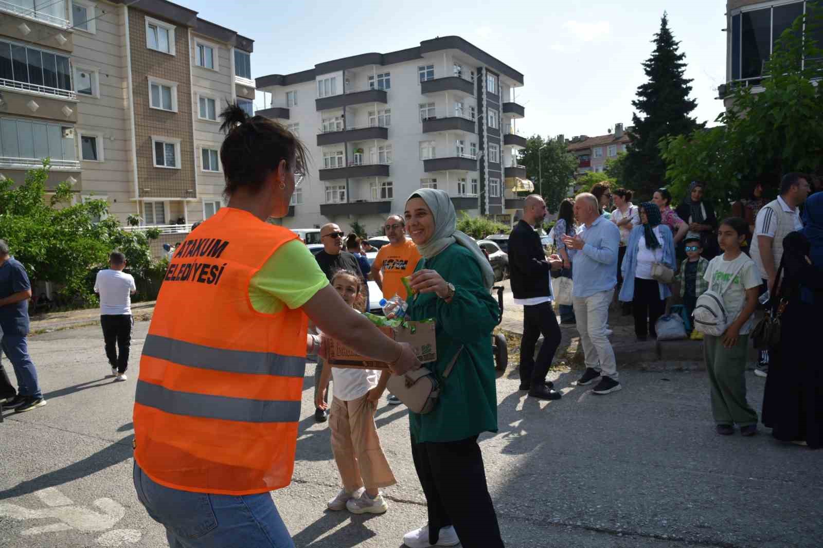 Atakum’da LGS sınavına giren öğrencilere kek ve su ikramı 