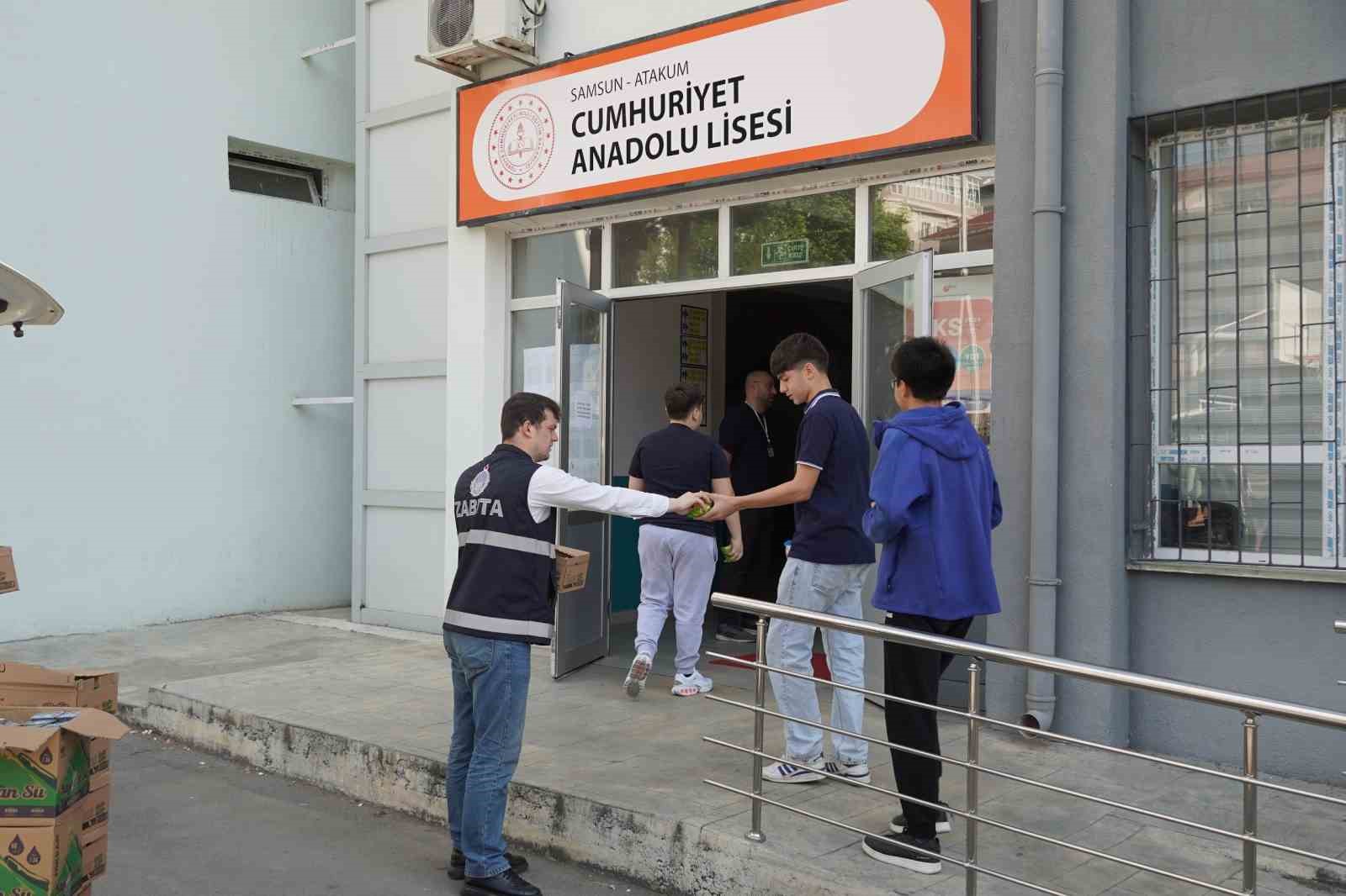 Atakum’da LGS sınavına giren öğrencilere kek ve su ikramı 