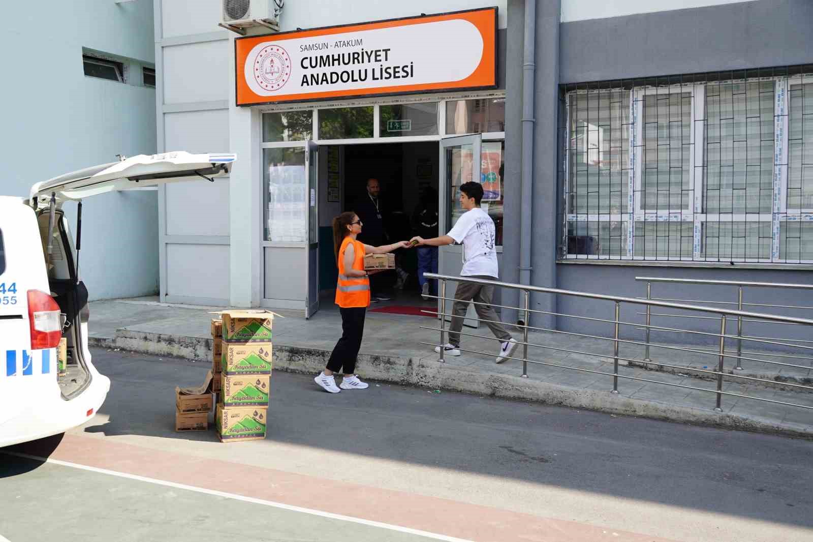 Atakum’da LGS sınavına giren öğrencilere kek ve su ikramı 