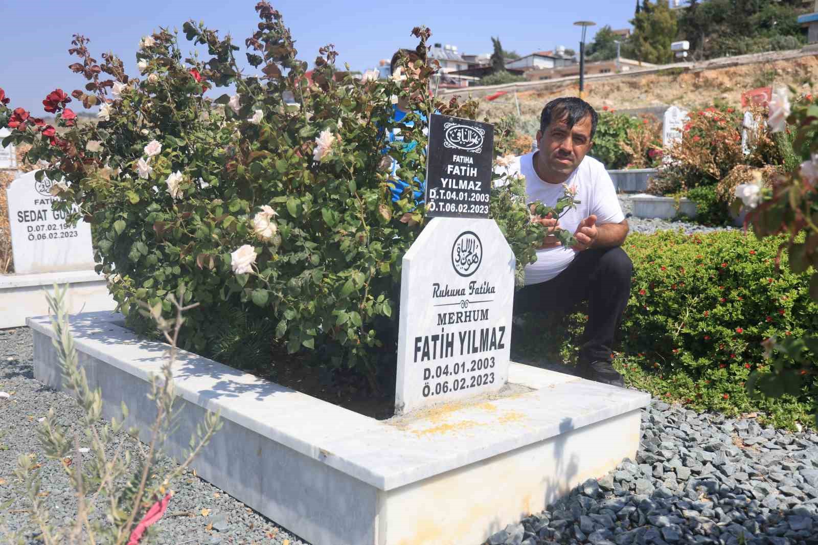 Deprem mezarlığında evlatlarının mezarını ziyaret eden baba: 