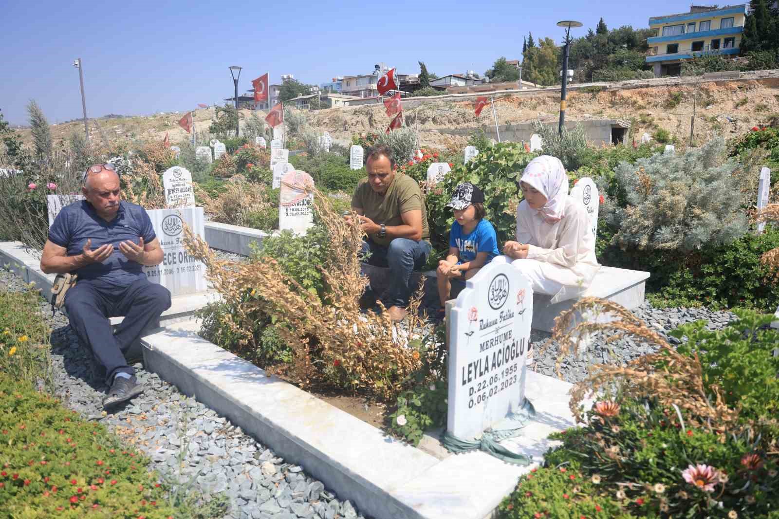 Deprem mezarlığında evlatlarının mezarını ziyaret eden baba: 
