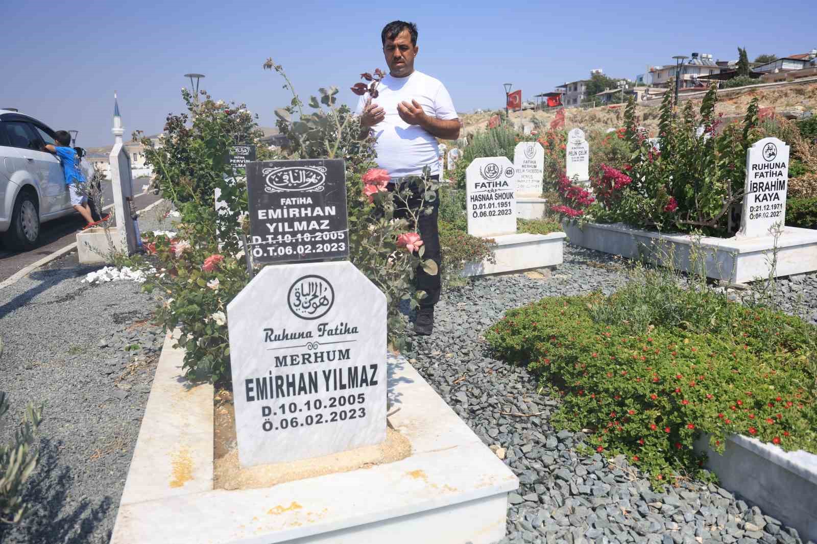 Deprem mezarlığında evlatlarının mezarını ziyaret eden baba: 