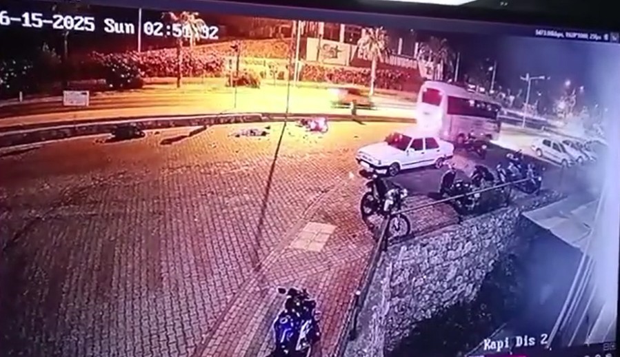 Antalya’da motosikletli gençleri hayattan koparan kaza kamerada 