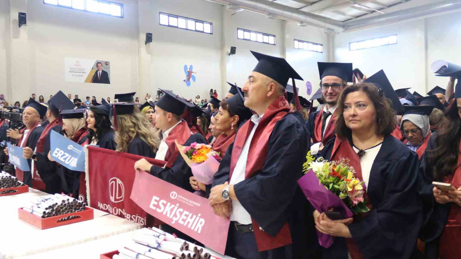 Kimi 63 yaşında üniversite mezunu oldu kimi de profesör olmasına rağmen bölüm bitirdi 