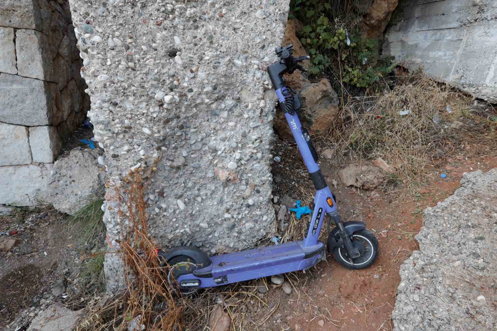 Varyanttan aşağı atılan scooter 15 yaşındaki çocuğun başına düştü 