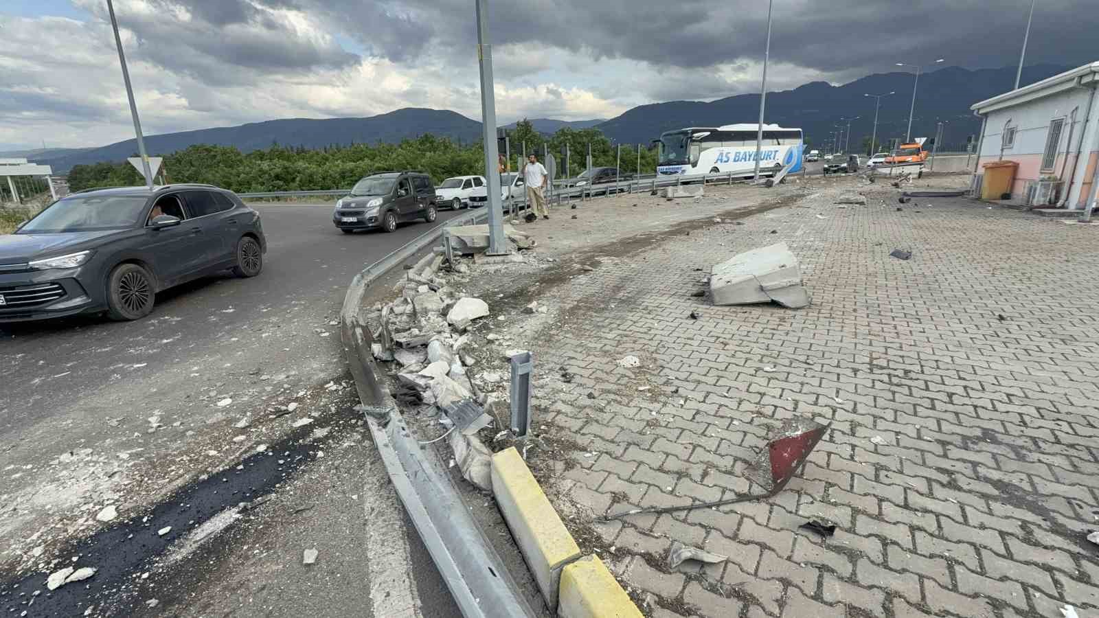 Tır, karayolları binasını teğet geçti: 1 tonluk beton blokları parçaladı 