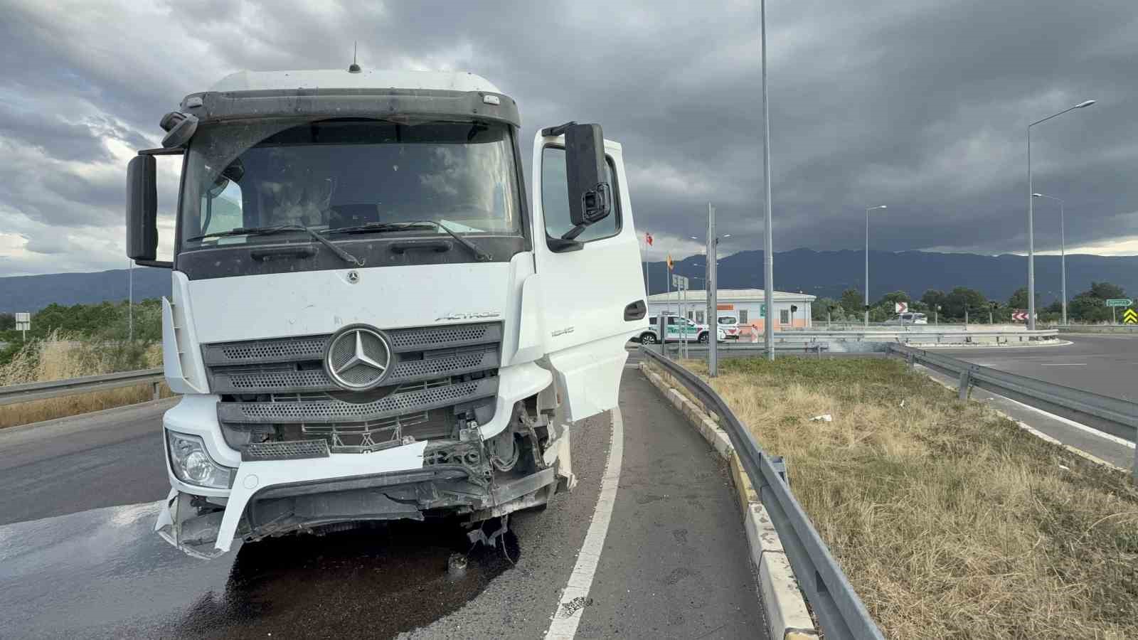 Tır, karayolları binasını teğet geçti: 1 tonluk beton blokları parçaladı 